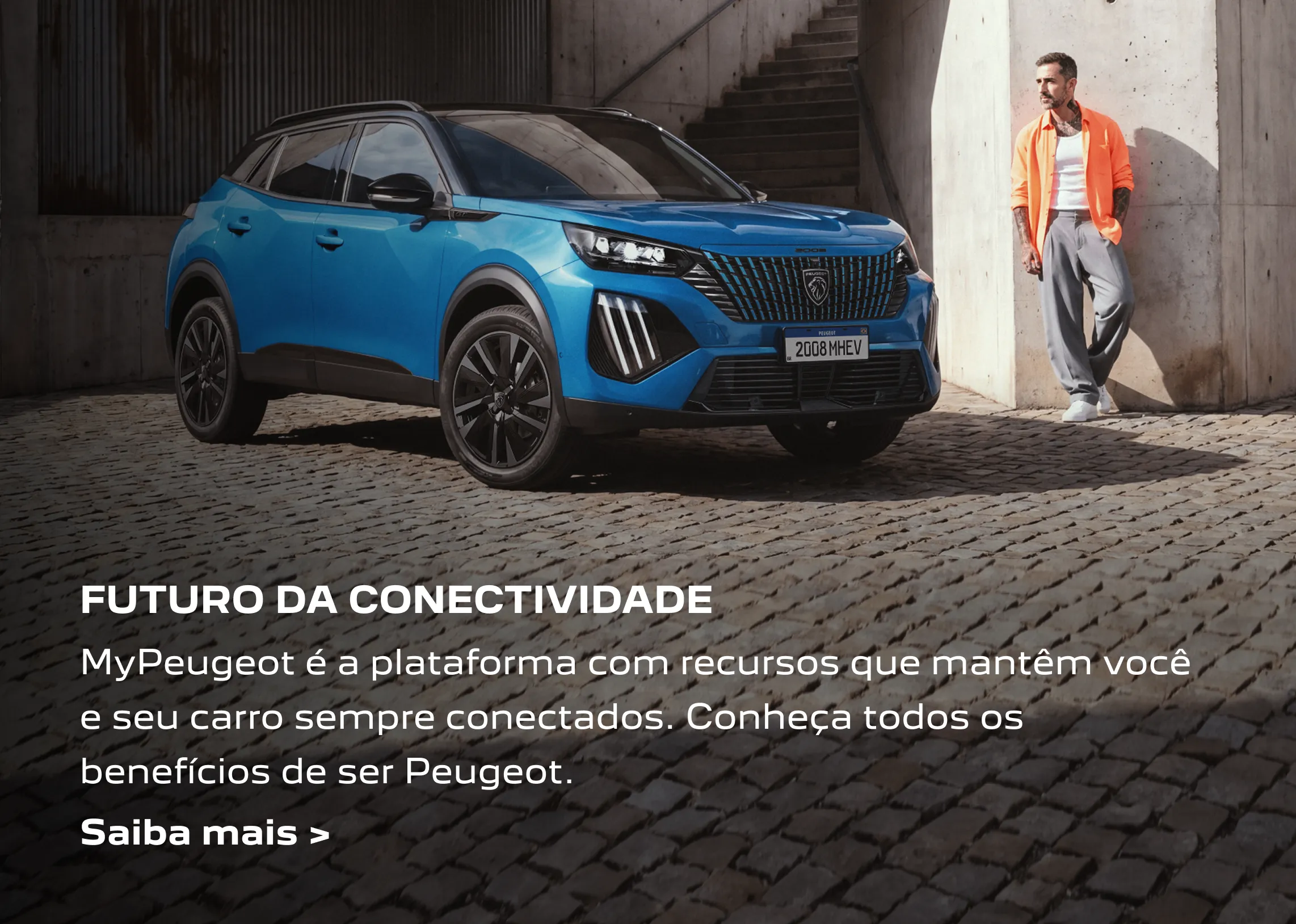 Peugeot 2008 azul estacionado junto a uma parede de concreto, com homem usando camisa laranja ao lado. Futuro da conectividade