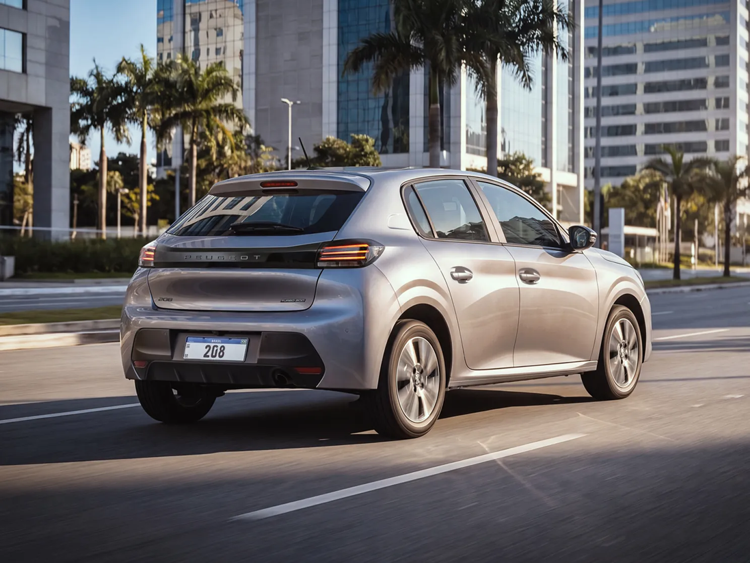 Peugeot 208 cinza em movimento por via urbana, com prédios e árvores ao fundo. Desconto para PCD