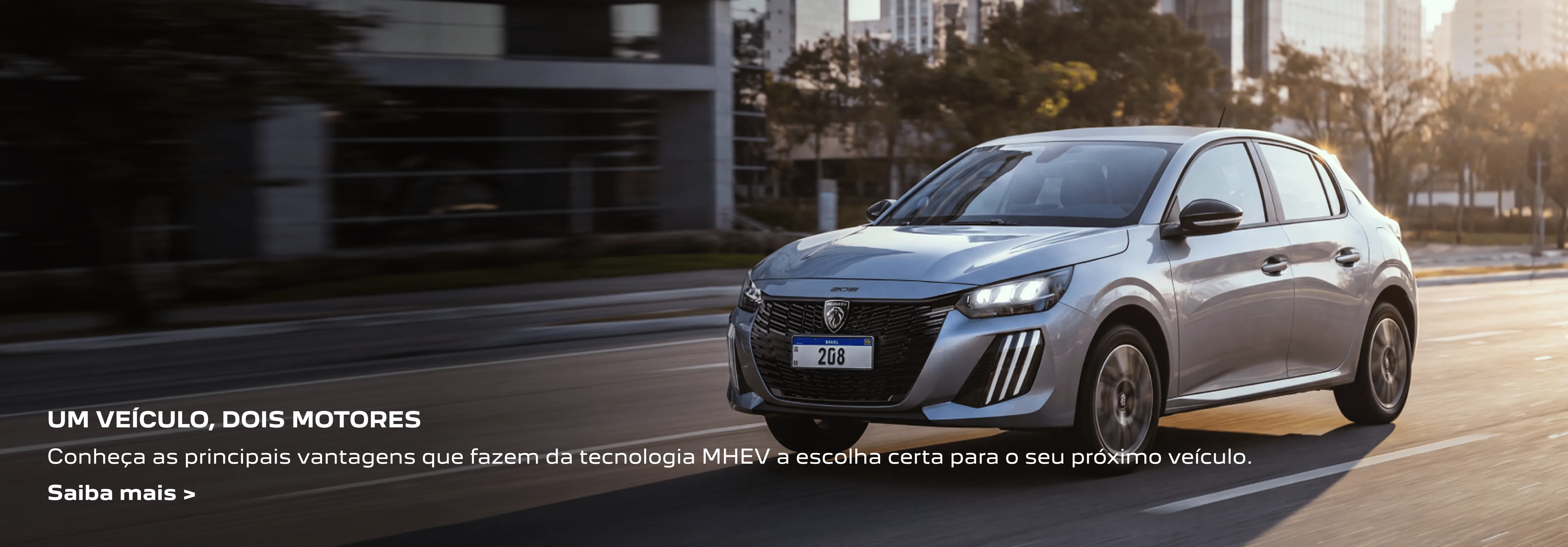 Peugeot 208 cinza em movimento por via urbana, com prédios e árvores ao fundo. Peugeot 208 híbrido em movimento.